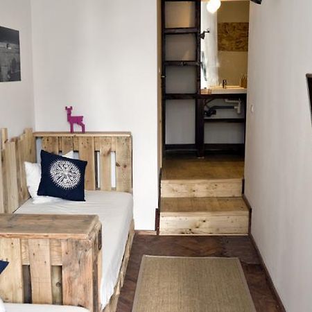Victoria Poshtel Bucharest Hostel Ngoại thất bức ảnh
