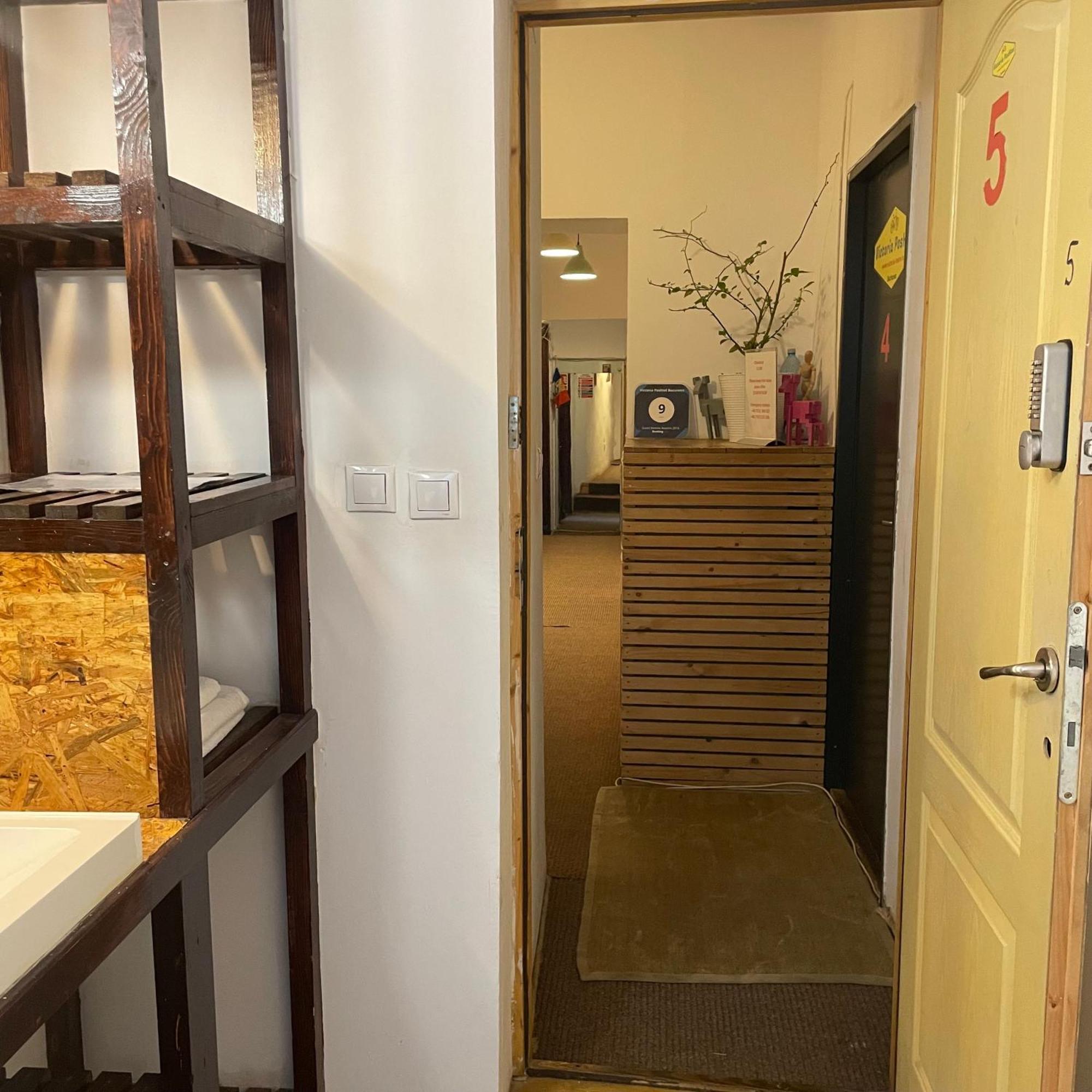 Victoria Poshtel Bucharest Hostel Ngoại thất bức ảnh