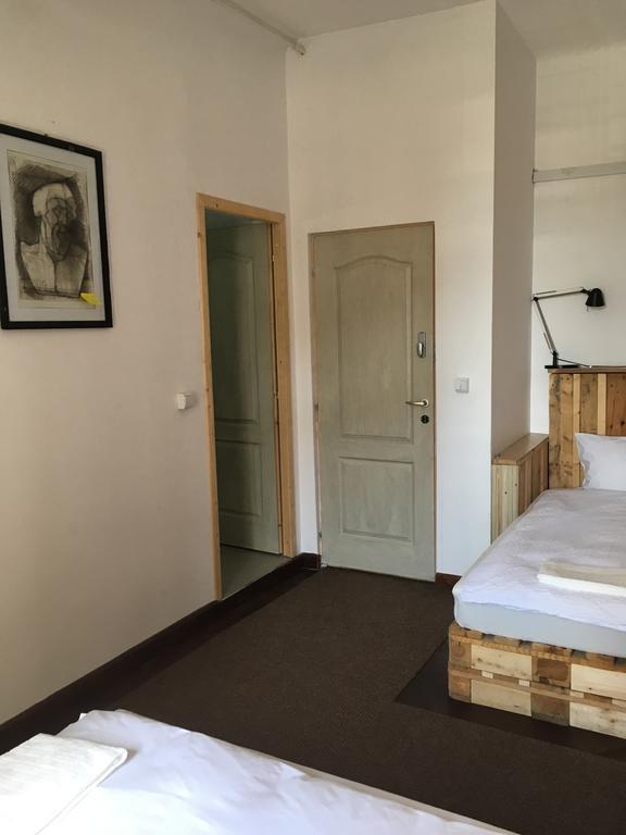 Victoria Poshtel Bucharest Hostel Ngoại thất bức ảnh