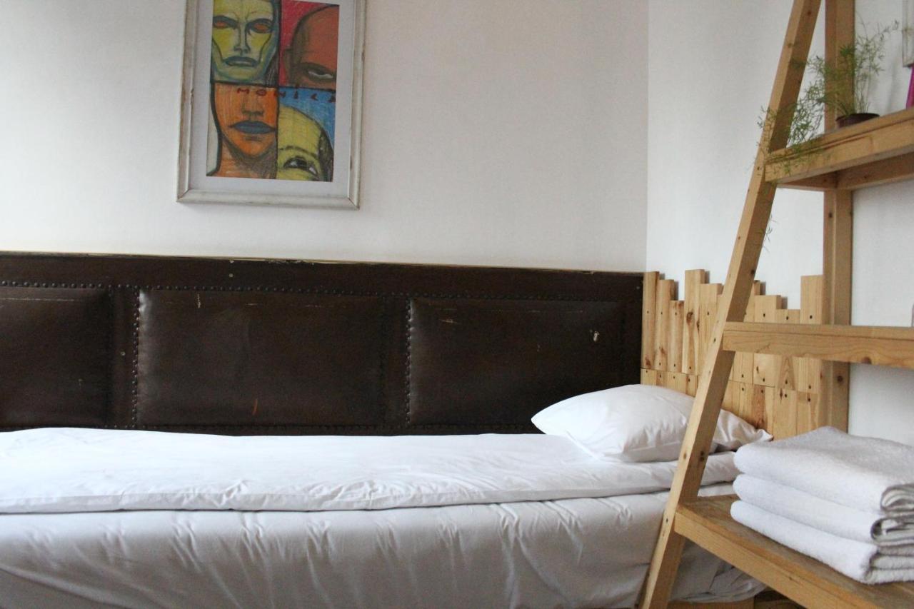 Victoria Poshtel Bucharest Hostel Ngoại thất bức ảnh