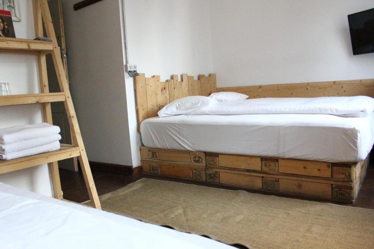 Victoria Poshtel Bucharest Hostel Ngoại thất bức ảnh