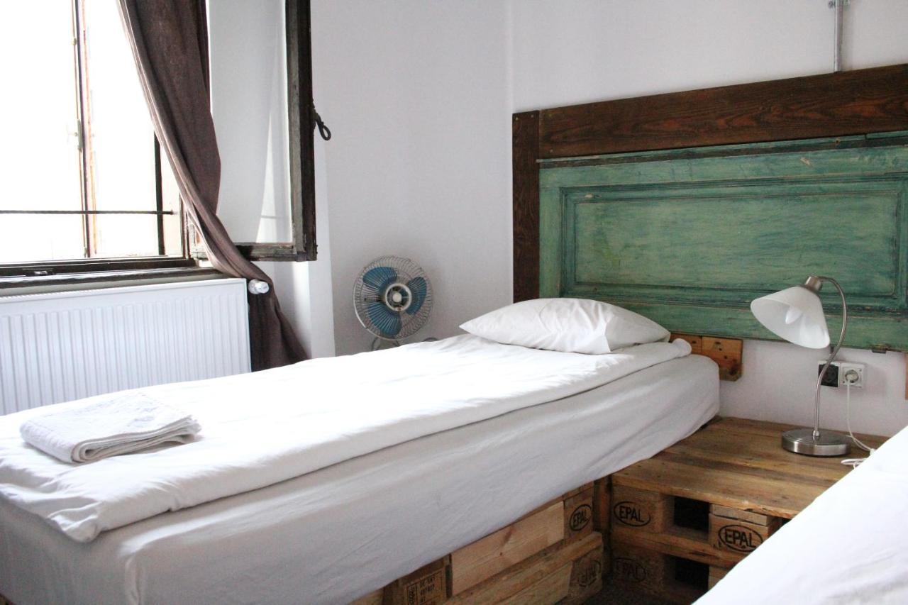Victoria Poshtel Bucharest Hostel Ngoại thất bức ảnh