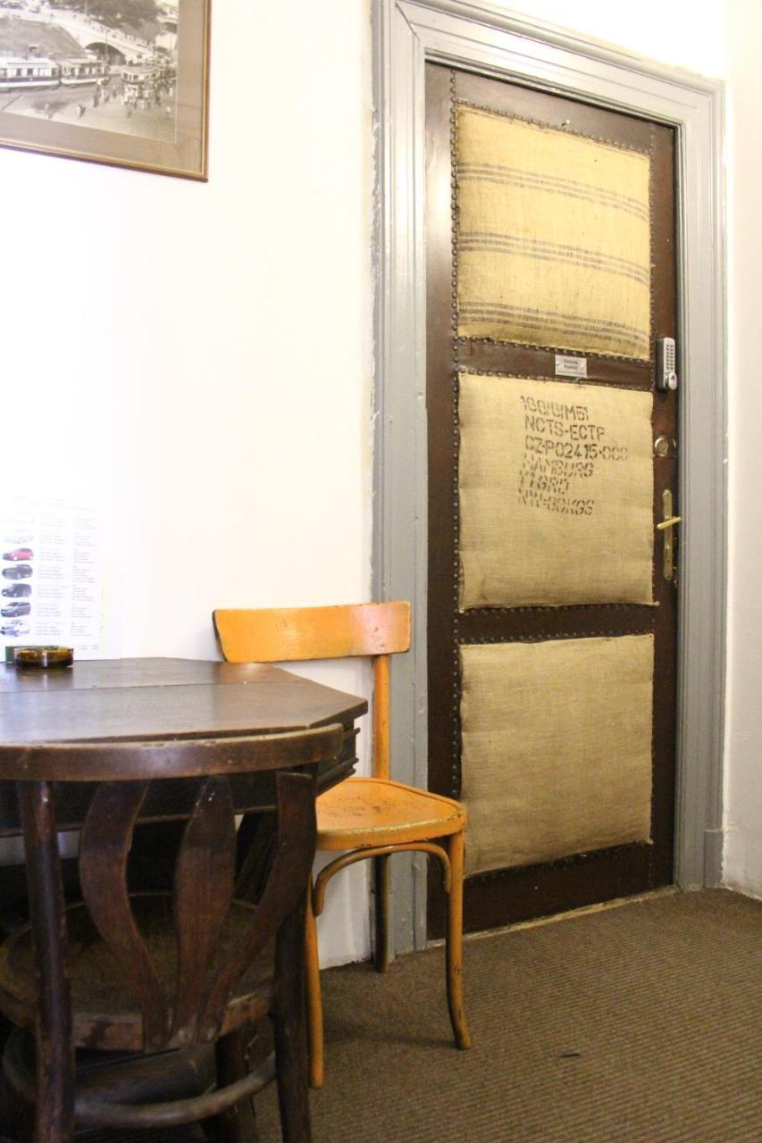 Victoria Poshtel Bucharest Hostel Ngoại thất bức ảnh