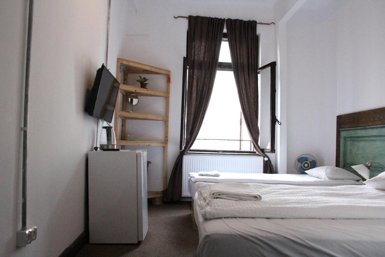 Victoria Poshtel Bucharest Hostel Ngoại thất bức ảnh