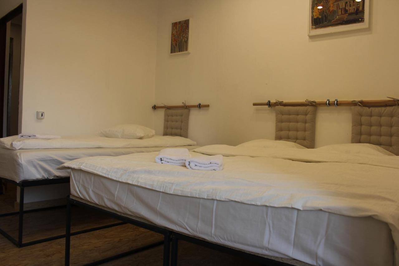 Victoria Poshtel Bucharest Hostel Ngoại thất bức ảnh