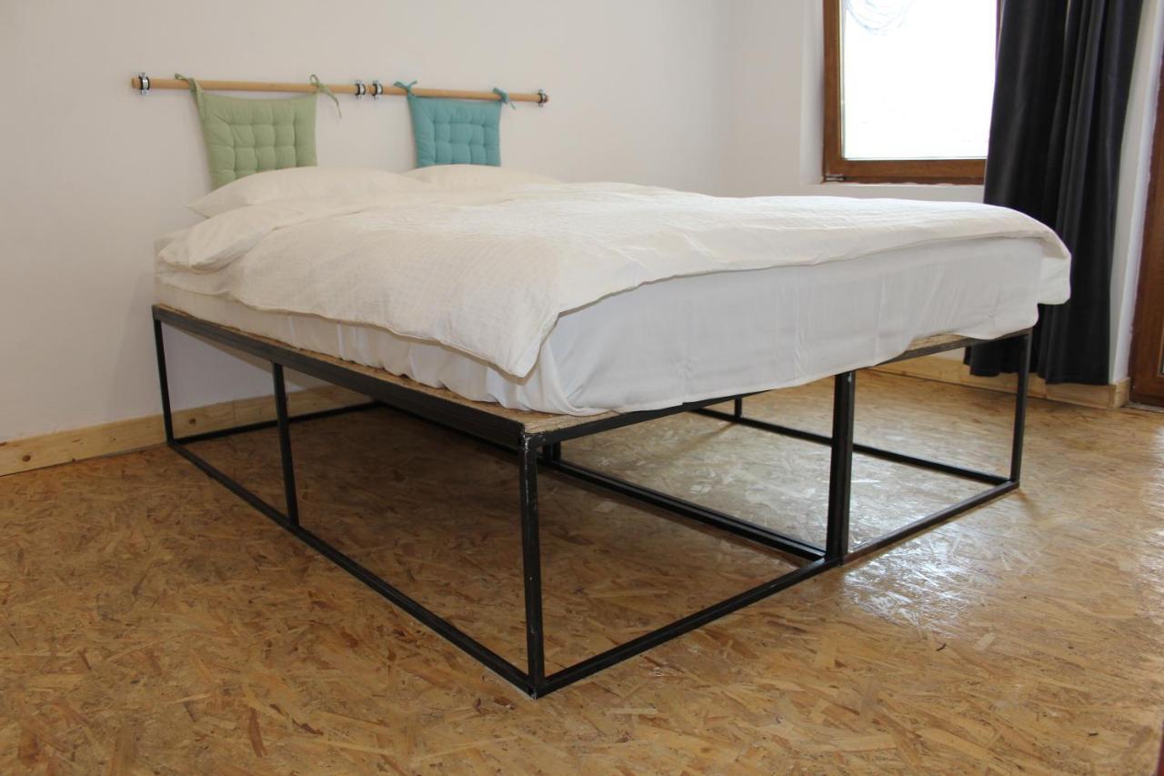 Victoria Poshtel Bucharest Hostel Ngoại thất bức ảnh